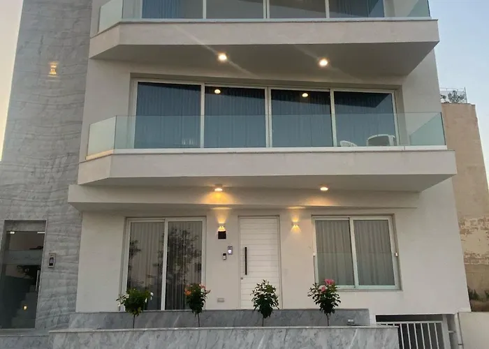 Desibu Collection - The Pearl St Julian's *